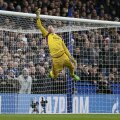Înainte de a decide calificarea, portarul lui West Ham, Adrian, a zburat din bară-n bară // Foto: Reuters