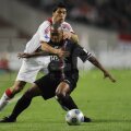 Ibrahim Kargbo în duel cu Luis Suarez