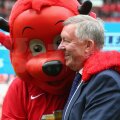 Ferguson, aici împreună cu mascota lui United, e la fel de prețios pentru club ca și în perioada cînd se afla pe bancă