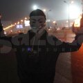 Isterie la Cairo. Un fan mascat în faţa unei maşini de poliţie în flăcări