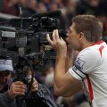 Steven Gerrard, căpitanul actual al lui Liverpool, sărută o cameră TV după un gol. El va pleca în vară la LA Galaxy // Foto: Reuters