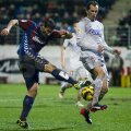 Piovaccari (stînga), războinicul perfect, într-un duel cu uruguayanul Godin, unul dintre gardienii careului lui Atletico // Foto: Guliver/GettyImages