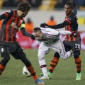 Douglas Costa (dreapta, faultîndu-l din spate pe Ribery) putea fi şi el eliminat în minutul 58, cînd l-a lovit cu mîna peste faţă pe francez // Foto: Reuters