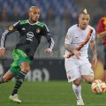 Ovidiu Haţegan, atent la duelul mijlocaşilor Nainggolan (Roma, în alb) şi El Ahmadi // Foto: Guliver/GettyImages