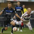 Robben (dreapta), în căutarea penaltyului. Plonjonul său lîngă Hartherz a fost convingător // Foto: Reuters