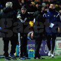 Poyet strigă în direcția lui Bruce (stînga, cu spatele) în timp ce al 4-lea arbitru încearcă să-l calmeze