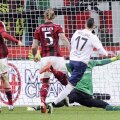 Nico Lopez (în alb) răneşte de moarte "diavolul" rossonero // Foto: Reuters