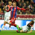 Momentul decisiv: Gotze (stînga) exagerează şi cade după ce trece de tacklingul lui Kucer // Foto: Guliver/GettyImages