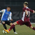 Benzar a condus jocul, Carp (cu spatele) a faultat de două ori și a fost eliminat