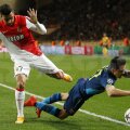 Acesta este Arsenal 2015, cu Alexis Sanchez plonjînd şi încercînd să păcălească arbitrul la duelul cu Dirar. N-a primit nimic // Foto: Reuters
