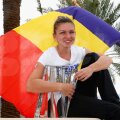 Simona Halep, tricolorul şi trofeul de la Indian Wells, pe care nu l-a putut ridica // Foto: Guliver/GettyImages