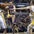 Steve Nash în acţiune, într-un meci Lakers-Pacers