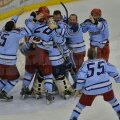Cătălin Geru, sărbătorind titlul alături de coechipierii de la Dunărea Galaţi după meciul decisiv, împotriva Stelei (4-1 la general)