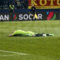 Igor Akinfeev, căzut pe gazon, pe burtă, la cîteva clipe după ce fusese lovit cu torţa în cap // Foto: Guliver/GettyImages