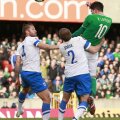 Kyle Lafferty (în verde) reia cu capul în plasă, pentru 2-0. Doar "tricolorilor" nu le-a marcat nord-irlandezul // Foto: Reuters