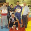 Milton Popovici (dreapta), alături de cîţiva dintre elevii săi // Foto: Facebook