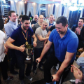 Alexandru Dedu, în mijlocul jucătorilor băimăreni, care îi prezintă trofeul FOTO: facebook