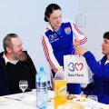 Căpitanul Valentina Elisei Ardean le oferă tinerilor de la Prislop cadouri cu însemnele HCM // Foto: Facebook