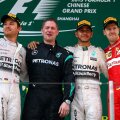 Nico Rosberg, Lewis Hamilton şi Sebastian Vettel (de la stînga la dreapta) alcătuiesc trioul care va lupta pentru titlul mondial de anul acesta // Foto: Guliver/GettyImages
