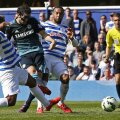 Fabregas (în mijloc) înscrie. Ibericul e al 7-lea jucător mascat la Chelsea în ultimii 10 ani, după fracturi suferite la faţă // Foto: Reuters