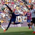 Foarfeca lui Messi nu întîlnește plasa porții, dar argentinianul a marcat pe contraatac // Foto: Reuters