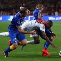Kondogbia e faultat în colțul careului, dar scoțianul Collum n-a dictat penaltyul cuvenit //
Foto: Guliver/GettyImages