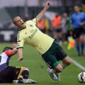 Suferință, la propriu! Milanezul Antonelli, faultat de veteranul lui Udinese, Di Natale // Foto:
Guliver/GettyImages