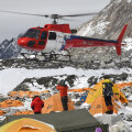 Elicopertul care a evacuat ieri 40 de alpinişti din tabăra de bază de la 5.300 m