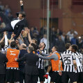 Allegri, noul antrenor victorios al lui Juve, purtat pe braţe de jucători // Foto: Reuters