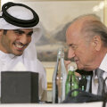 O treabă bine făcută! Bossul FIFA, Sepp Blatter, și șeful Candidaturii Qatarului, Ahmed al-Thani, își zîmbesc cu subînțeles