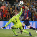 Messi ciupeşte mingea cu dreptul peste Neuer. Nici cel mai bun portar din lume nu are soluţie // Foto: Reuters