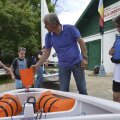 Ieri, copiii au venit împreună cu părinţii să sărbătorească, alături de Liviu Doară, salvarea Clubului de Yachting