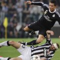 Torinezul Chiellini, aici într-un tackling extrem de agresiv la Ronaldo, s-a bătut ca un leu în prima manșă // Foto: Reuters