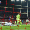 Neuer e la pămînt, Neymar e sus şi mingea în plasă. 1-1, Barca nu mai putea rata finala // Foto: Guliver/GettyImages