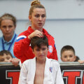 Alina Dumitru consolează un micuţ judoka. Pe tatami, disputele sînt elecrizante