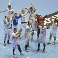 Băimărenii se bucură alături de fanii lor după titlul de campioni cucerit // Foto: Alex Nicodim