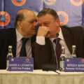 Lefkaritis, şoptindu-i un secret lui Mircea Sandu // Foto: Cristi Preda