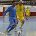 Schillaci (stînga), astăzi, într-un duel cu Tom Cristea la Floreasca. Un italian nu poate fi decît azzurro // Foto: Alex Nicodim