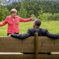 În aerul rece al Alpilor bavarezi, cancelarul german Merkel discută cu preşedintele american Obama. Dar Putin urmăreşte atent ce se întîmplă la Kruen // Foto: Reuters