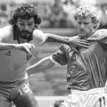 Ian Stewart (dreapta) într-un duel cu celebrul mijlocaș brazilian Socrates, la Mondialul din '86