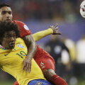 Willian (11 trofee cu Şahtior, două cu Chelsea) protejează mingea în faţa peruanului Vargas, jucătorul Fiorentinei // Foto: Reuters