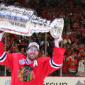 Duncan Keith, MVP-ul finalei, și trofeul