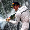 Nico Rosberg împrăștie șampania gustoasă a victoriei // Foto: Guliver/GettyImages