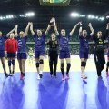 "Tricolorele" mulțumesc publicului, la Cluj, după calificarea la Mondiale // Foto: Marius Ionescu