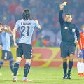Jara (stînga) și-a luat mîinile de la față. Și-a atins scopul. Cavani a primit al doilea "galben", fiind eliminat // Foto: Reuters