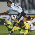 În ultimul minut, Tevez (prim-plan) a creat panică în careul columbian. Presat de "apaș", Zapata a deviat greșit pe lîngă Ospina, propriul portar. Norocul lor, Murillo a respins de pe linie // Foto: Reuters