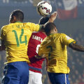 Thiago Silva (nr. 14) sare peste Dani Alves și blochează mingea cu mîna deasupra lui Santa Cruz // Foto: Reuters