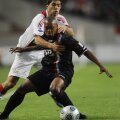 Ibrahim Kargbo (prim-plan), într-un duel cu Luis Suarez, la 0-4 cu Ajax la Amsterdam, în octombrie 2009