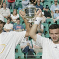 Horia Tecău (stînga) și Florin Mergea ridicînd trofeul de campioni la dublu juniori de la Wimbledon 2003 // Foto: Guliver/GettyImages
