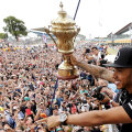 Lewis Hamilton are 18 curse consecutive în care a fost lider pentru cel puţin un tur, stabilind astfel un nou record mondial